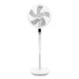 TROTEC TVE 26 S Standventilator – Ø 40 cm, höhenverstellbar. Ein runder Standventilator in typischer Gerätefarbe erzeugt kühlenden Luftstrom zur Raumluftzirkulation.
