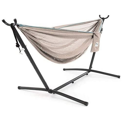 Vivere Mesh-Hängematte mit Gestell 280cm - Sand/Sky. Netzgewebe in Sand und Himmelblau mit stabilem Gestell zum Entspannen im Freien.