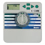 Hunter X-Core 401i Beregnungscomputer - 4 Stationen indoor. Graues Gehäuse mit Display und Tasten. Steuert 4 Beregnungsventile indoor.