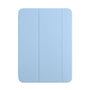 Apple Smart Folio Schutzhülle für iPad (A16) – Himmel. Dünne, himmelblaue Hülle, schützt das iPad und dient als Standfuß.