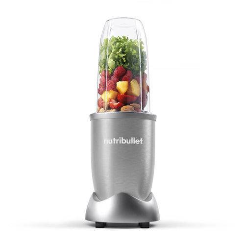 nutribullet Pro 900 Watt Smoothiemixer - Silber (NB904S). Silberner Standmixer mixt Zutaten zu Smoothies.