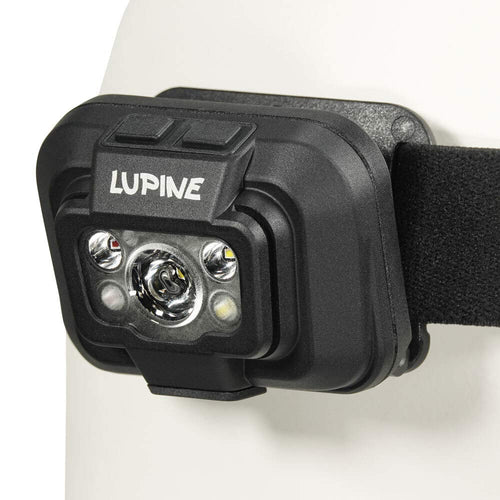 Lupine Penta LED Outdoor Stirnlampe - 5700K Lichtfarbe. Schwarze Stirnlampe mit 5700K Lichtfarbe zur Wegbeleuchtung bei Outdoor-Aktivitäten.