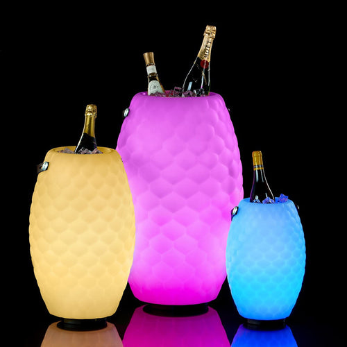 The JOOULY 50 Limited Bluetooth Lautsprecher Getränkekühler, weißer, zylindrischer Korpus. Er streamt Audio via Bluetooth und kühlt Getränke.