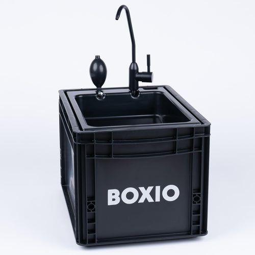 BOXIO WASH – Mobiles Spülbecken 40x30 Eurobox mit Pumpe. Kompakte Eurobox mit Spülbecken. Pumpe für mobile Wasserversorgung beim Spülen.