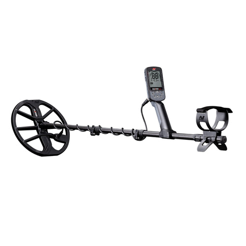 MINELAB Equinox 900 Metalldetektor - Multifrequenz klappbar. Schwarzes Gerät mit Suchspule. Zum Orten von Metall im Boden.