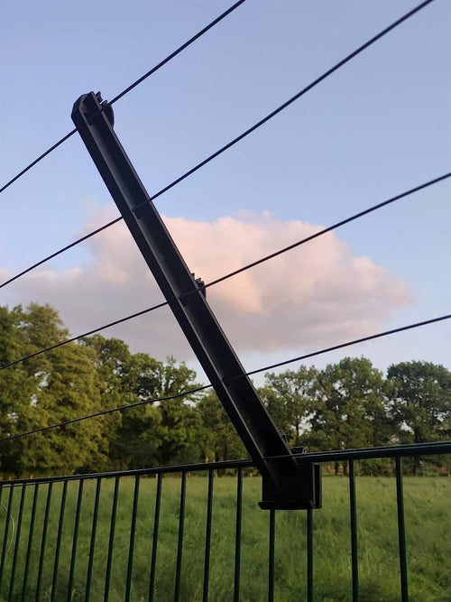 Universal Übersteigschutz Isolator Doppelstabmattenzaun, schwarz. Hält Stromzaun an Doppelstabmatte als Kletterschutz.