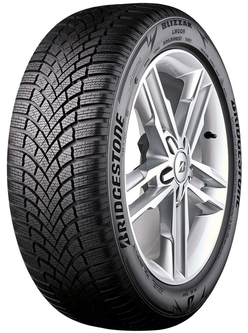 Bridgestone BLIZZAK LM005 Winterreifen - 235/60 R18 107V XL: Runder, schwarzer Winterreifen mit Lamellenprofil. Für sicheren Grip auf Schnee und Eis.