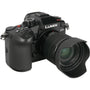Panasonic LUMIX GH6M Hybridkamera - Objektiv Kit schwarz, Kamera mit angesetztem Objektiv für Video- und Fotoproduktionen.