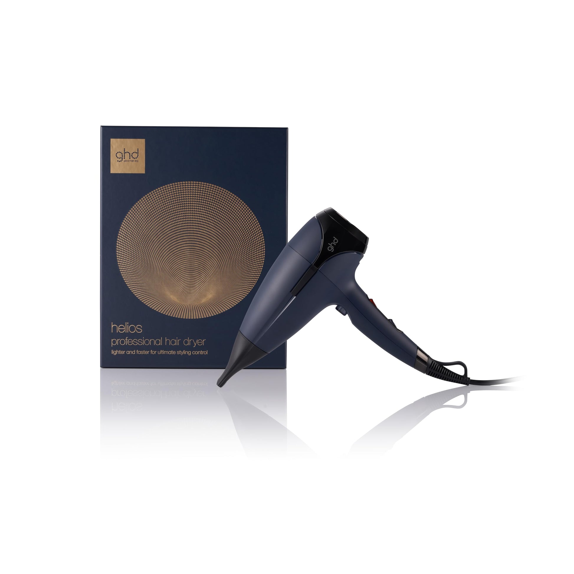 ghd Helios Profi Haartrockner mit Ionen Technologie - Dunkelblau. Dieses dunkelblaue Gerät trocknet und stylt Haare schnell und schonend.