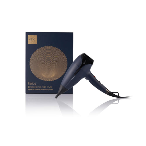 ghd Helios Profi Haartrockner mit Ionen Technologie - Dunkelblau. Dieses dunkelblaue Gerät trocknet und stylt Haare schnell und schonend.
