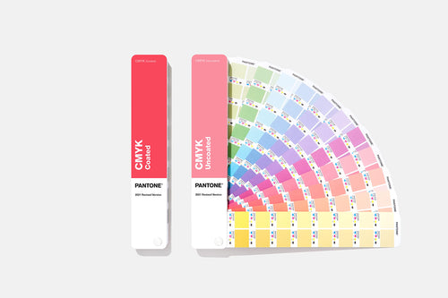 Pantone CMYK Farbführer Set GP5101B – Bestehend aus zwei Fächerführern (beschichtet & unbeschichtet) zur präzisen Farbauswahl im CMYK-Druck.