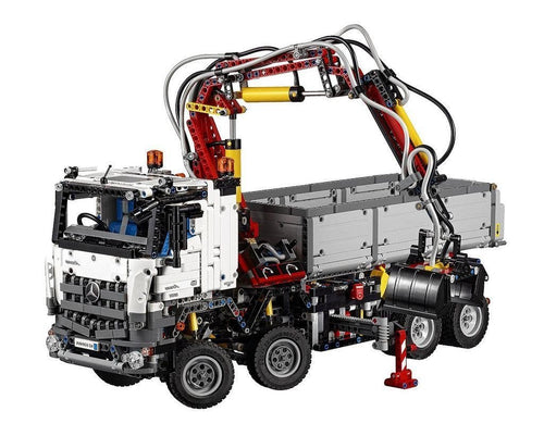 LEGO Technic Mercedes-Benz Arocs 3245 LKW Modell - 42043: Gelber Technic-LKW mit Kranarm und Kippmulde. Simuliert komplexe Baustellenfunktionen.