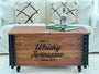 Uncle Joe's Couchtisch XL Whisky Truhe Stauraum Braun. Brauner Couchtisch in Truhenform. Bietet Stauraum und dient als Ablage.