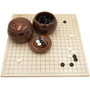 Hebsacker Verlag Go-Set Standard - Holzbrett, Glassteine, Holzdosen. Holzbrett, schwarze und weiße Glassteine, 2 Holzdosen. Zum Spielen von Go.