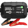 NOCO GENIUS5 Intelligentes Batterieladegerät – 5A 6V/12V. Schwarzes, kompaktes Ladegerät mit Kabeln zum Laden von 6V/12V Batterien.