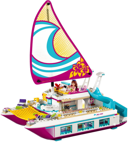 LEGO Friends Sonnenschein Katamaran - Bauset. Mehrfarbiger Spielzeug-Katamaran mit Netz und Rutsche. Ermöglicht das Nachspielen von Urlaubsszenarien und fantasievolles Segeln auf dem Wasser.