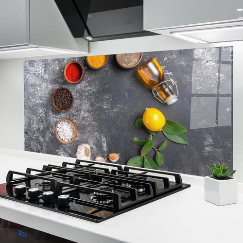 ARTHUB® Küchenrückwand Glas ESG 60x120 cm - Lebensmittel Gewürze. Eine rechteckige Glasplatte mit Lebensmittel-Gewürze-Motiv schützt Küchenwände vor Spritzern.