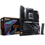 GIGABYTE B850 AORUS Elite WIFI7 Mainboard - Ryzen 9000. Schwarze Platine mit silbernen Kühlkörpern. Zentrale Verbindung für PC-Komponenten, mit Ryzen 9000 CPU-Sockel und WIFI7.