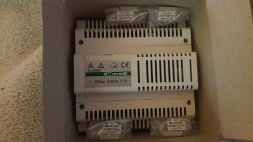 Comelit Videomixer 4888C Simplebus Farbsystem Spannungsversorgung. Rechteckiges, graues Modul. Mischt Videosignale und versorgt Simplebus Farbsysteme mit Strom.