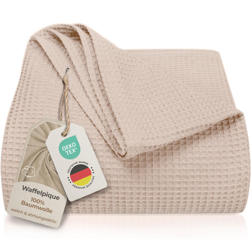 LAYNENBURG Waffelpique Baumwolle Tagesdecke 240x260cm - Beige. Beige Waffelpique-Textur. Dient als Bettüberwurf.
