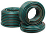 STRÜBER BOS Gartenschlauch 1 Zoll 50m - 4-lagig PVC. Grüner, aufgerollter 4-lagiger PVC-Schlauch leitet Wasser im Garten.
