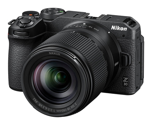 Nikon Z 30 Systemkamera Kit - Z DX 18-140mm VR. Schwarze spiegellose Kamera mit angesetztem Zoomobjektiv für hochwertige Fotos & Vlogging-Videos.