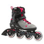 Rollerblade Macroblade 90 Inlineskates - Grau/Pink. Graue Inlineskates mit pinkfarbenen Akzenten. Geeignet für Fitness-Skating und schnelles Vorwärtskommen dank 90mm Rollen.