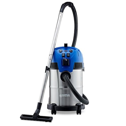 Nilfisk Multi II 30L T Nass-Trockensauger mit Steckdose. Zylindrisch, grau. Saugt Nass-/Trockenschmutz; Werkzeugsteckdose für Elektrowerkzeuge.