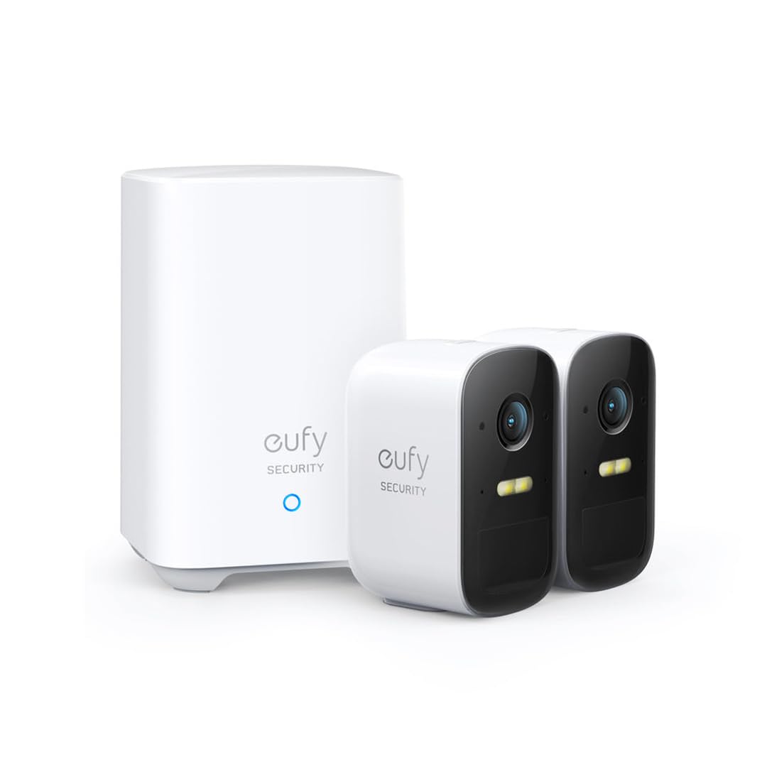 Eufy Cam 2C Überwachungskamera Aussen - 2+1 Set: Kabellose, weisse Kameras in zylindrischer Form. Dient der Videoüberwachung im Aussenbereich mit Bewegungserkennung.
