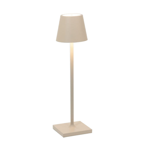 Zafferano Poldina Micro Kabellose Tischlampe - Sand. Kompakte, sandfarbene Leuchte. Spendet kabelloses Umgebungslicht.