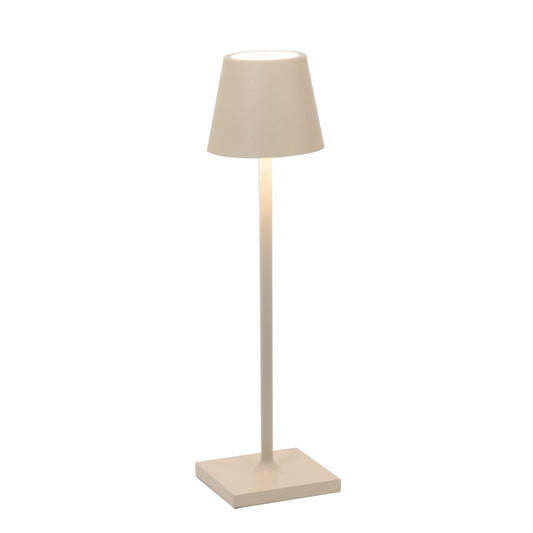 Zafferano Poldina Micro Kabellose Tischlampe - Sand. Kompakte, sandfarbene Leuchte. Spendet kabelloses Umgebungslicht.