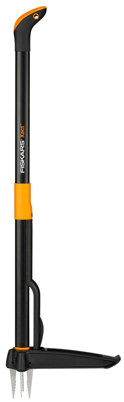 Fiskars Xact Garten-Unkrautstecher - 1 m, 1077305. Langstielig, schwarz-orange. Ermöglicht wurzeltiefes, aufrechtes Jäten im Garten.