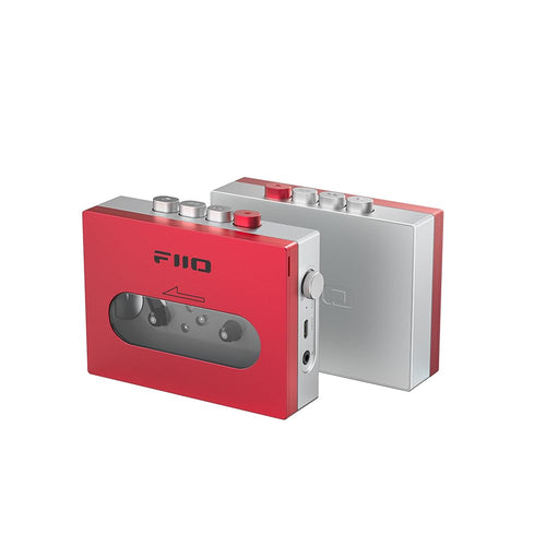 FiiO CP13 Tragbarer Kassettenspieler - Rot-Silber. Kompakter, rechteckiger Player mit rot-silbernem Gehäuse. Spielt Audiokassetten mobil ab.