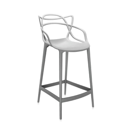 Kartell Masters Stool Hocker in Grau, 65 cm Höhe. Graue Sitzgelegenheit mit ikonischer, verschlungener Rückenlehne, nutzbar für Tresen.