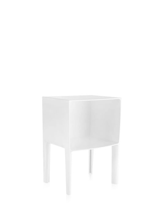 Kartell Small Ghost Buster Polycarbonat Beistelltisch - Weiss. Quaderförmiger Tisch aus weißem Polycarbonat mit Reliefstruktur. Dient als Ablage für Wohnbereiche.