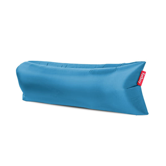 Fatboy Lamzac 3.0, eine himmelblaue, aufblasbare Liege in Sofaform. Dient zum schnellen, luftgefüllten Entspannen.