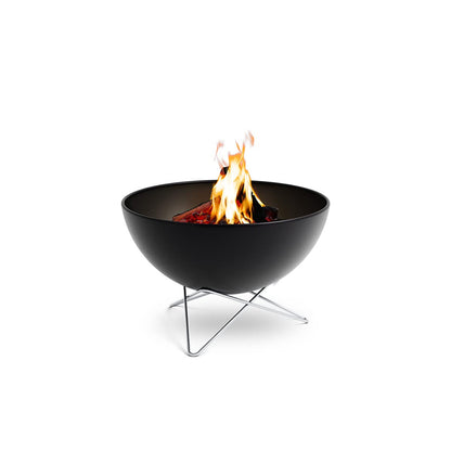 höfats Bowl 57 Feuerschale - Edelstahl Sternfuss schwarz: Runde Edelstahlschale mit schwarzem Sternfuss für offenes Feuer.