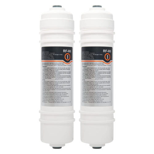 RF-M6 externer Kühlschrankfilter Side by Side – 2er-Set. Zwei weiße, zylindrische Filter zur Verbesserung der Wasserqualität.