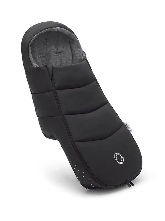 Bugaboo Ganzjahres Fussack Kinderwagen Fusswärmer – Midnight Black, ein länglicher, schwarzer Fußsack. Er hält Kinderfüße im Kinderwagen warm.