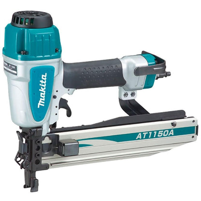 Makita AT1150A – Professioneller Druckluft-Tacker für Klammern. Blauer Tacker mit schwarzem Griff zur Befestigung von Klammern.