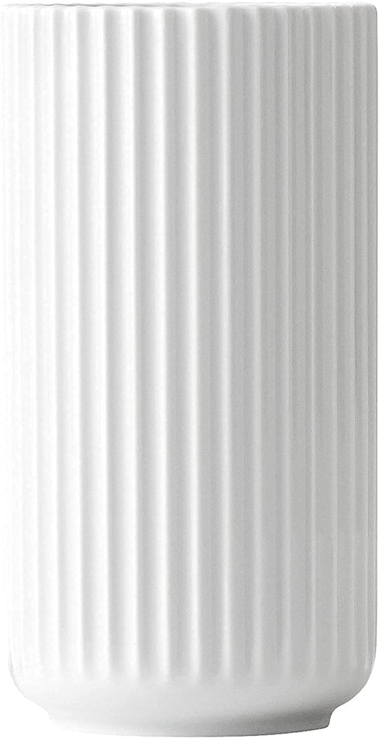 Lyngby Porcelæn Lyngby Vase – Designklassiker H25 cm, Weiss: Gerippte Porzellanvase zur Präsentation von Blumen.