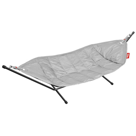Fatboy® Headdemock Hängematte mit Gestell – Hellgrau. Hellgraue Stoff-Hängematte auf Standgestell bietet bequeme Liegefläche für den Außenbereich.