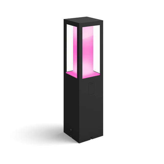 Philips Hue Impress Sockelleuchte Aussen, Farbe Schwarz. Schwarze, standfeste Wegeleuchte. Beleuchtet Aussenbereiche wie Gartenwege mit anpassbarem, intelligentem Licht.

