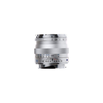 Zeiss 50mm f/2.0 Planar T* ZM Objektiv - Leica M, Silber. Zylindrisches, silbernes Objektiv für Leica M Kameras zum Fotografieren.