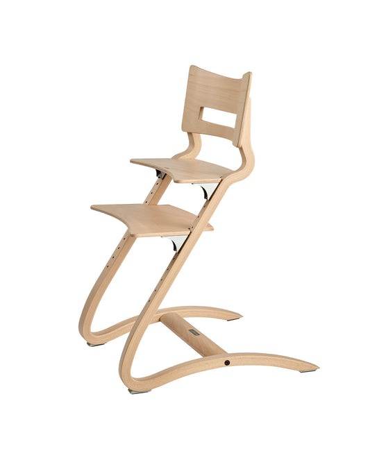 Leander Classic™ Hochstuhl ohne Sicherheitsbügel – Whitewash. Holzhochstuhl in Whitewash-Optik. Bietet Sitzgelegenheit für Kleinkinder am Esstisch.
