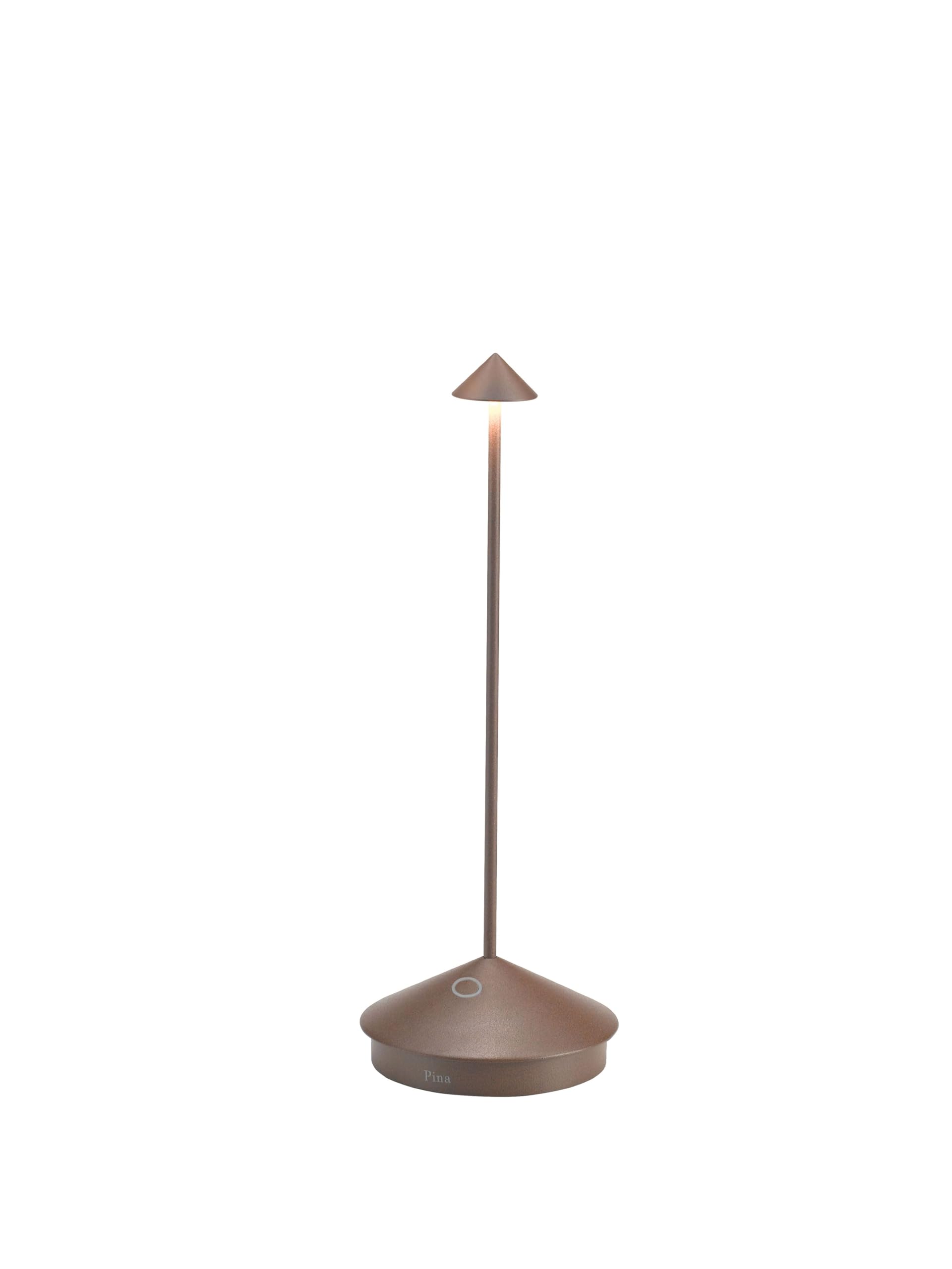 Zafferano Pina Tischlampe kabellos wiederaufladbar - Corten. Zylindrische Form, Cortenfarben. Liefert Akzentlicht für Innen- und Außenbereiche.