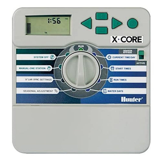Hunter X-Core 401i Beregnungscomputer - 4 Stationen indoor. Graues Gehäuse mit Display und Tasten. Steuert 4 Beregnungsventile indoor.