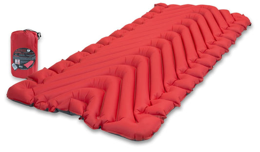 Klymit Insulated Static V Luxe isolierte Schlafmatte – rot. Rote V-Kammern-Isomatte, isoliert für Komfort beim Outdoor-Übernachten.