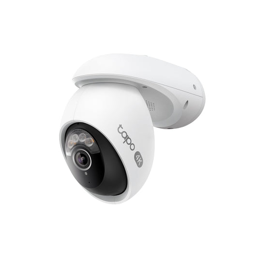 Tapo C560WS 4K 360° WLAN Überwachungskamera Aussen. Weiße, runde Dome-Kamera zur 4K-Aussenüberwachung.