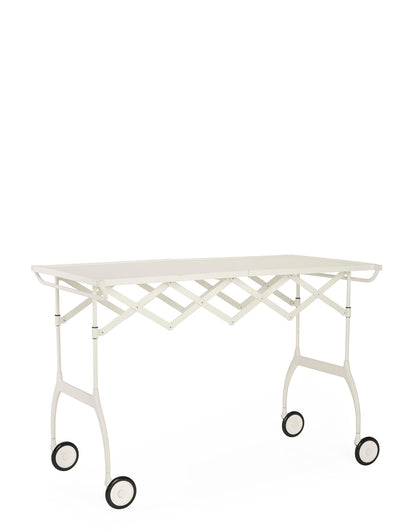 Kartell Battista klappbarer Servierwagen in Weiss. Klappbarer, weißer Servierwagen zum Transport und zur Ablage von Speisen und Utensilien.
